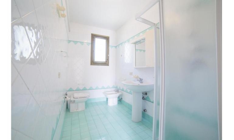 résidence PORTO SOLE: D6 - salle de bain avec cabine de douche (exemple)
