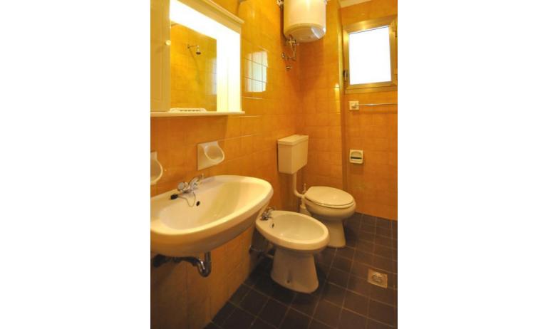 apartments TIZIANO: B5a - bathroom (example)