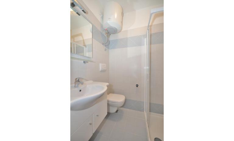 apartments TIZIANO: C6b - bathroom with a shower enclosure (example)