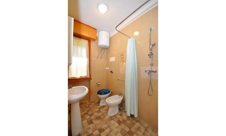 apartments VILLA FRIULI: B4 - bathroom with shower-curtain (example)