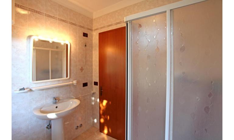 résidence LIDO DEL SOLE: B5 - salle de bain (exemple)