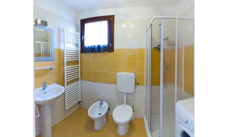 résidence VILLAGGIO DEI FIORI: A4 - salle de bain avec lave-linge (exemple)