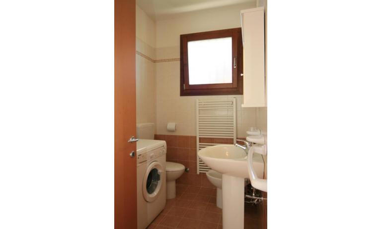 residence VILLAGGIO DEI FIORI: B4 - bathroom with washing machine (example)