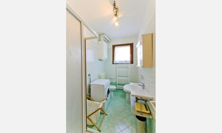 residence VILLAGGIO DEI FIORI: B4 - bagno con lavatrice (esempio)