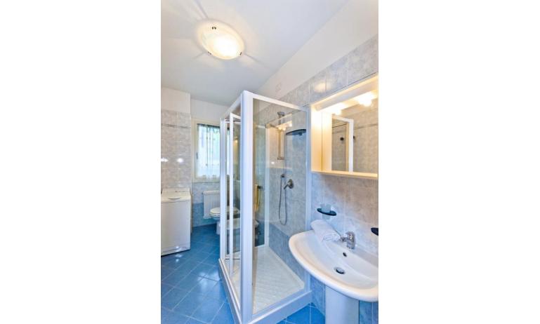 appartamenti CARAVELLE: B4 - bagno con lavatrice (esempio)