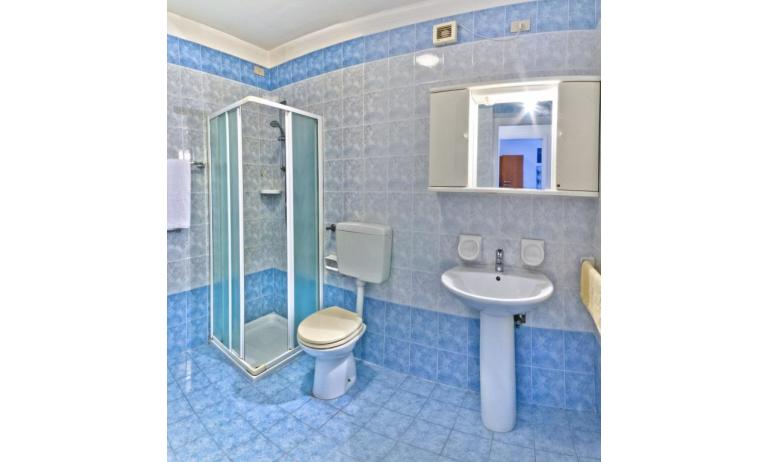 résidence CRISTOFORO COLOMBO: B4 - salle de bain avec cabine de douche (exemple)