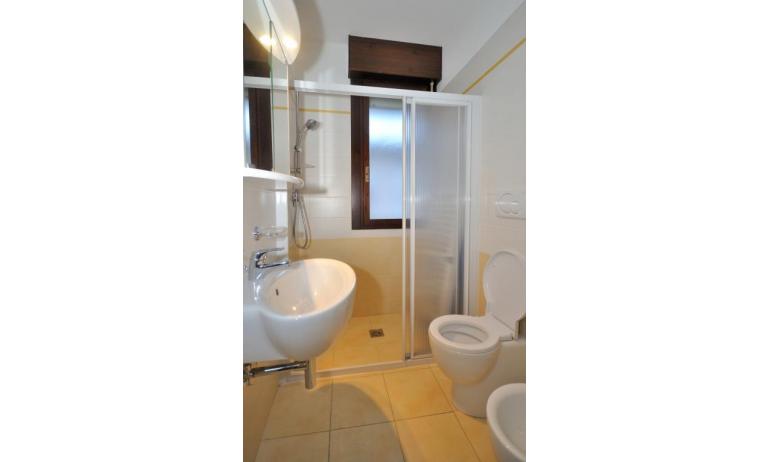 Ferienwohnungen PLEIONE: C6 - Badezimmer mit Duschkabine (Beispiel)