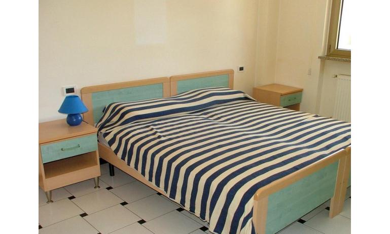 appartament FRONTEMARE: B4 - chambre avec deux lits (exemple)
