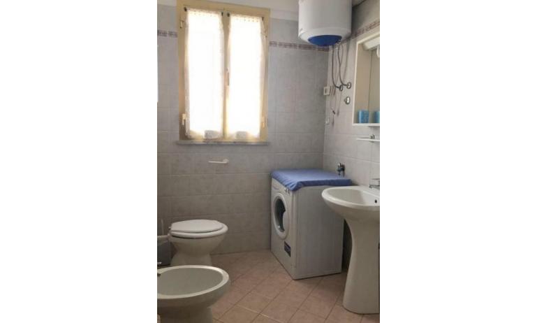 appartamenti FRONTEMARE: B4 - bagno con lavatrice (esempio)