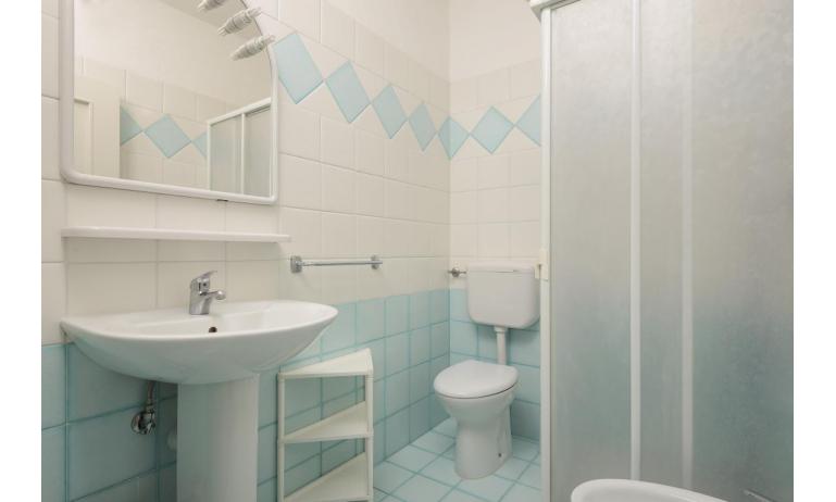 Ferienwohnungen LUNA: B5/3 - Badezimmer mit Duschkabine (Beispiel)