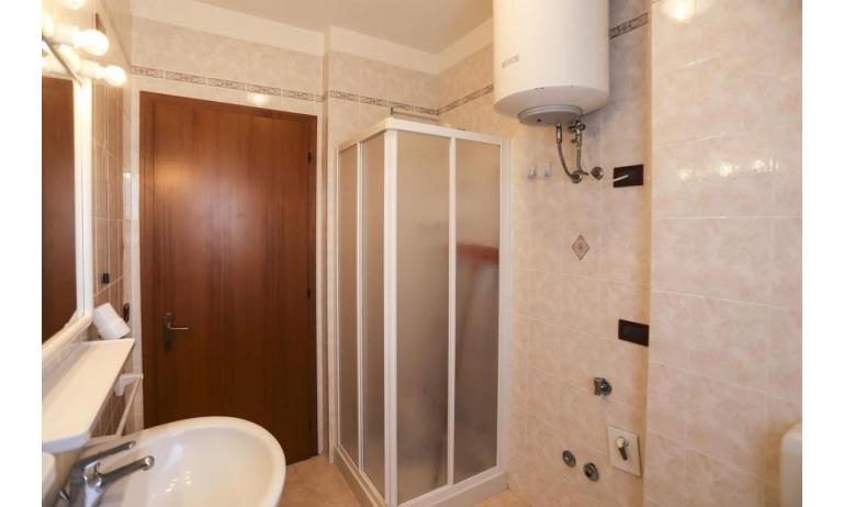 Residence LIDO DEL SOLE: B5/V - Badezimmer mit Duschkabine (Beispiel)