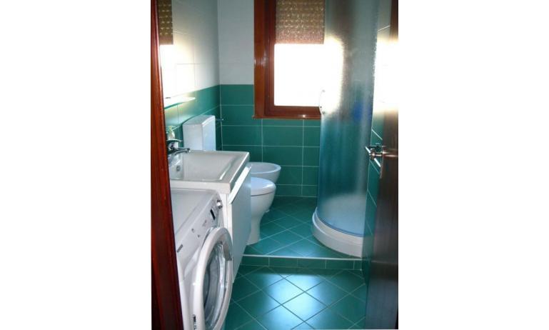 apartments BELLOSGUARDO: C6 - bathroom with a shower enclosure (example)