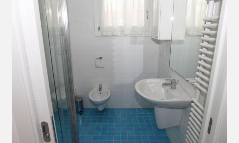 résidence MEDITERRANEE: C5 - salle de bain avec cabine de douche (exemple)