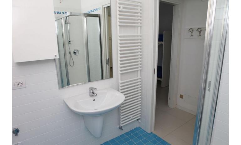 résidence MEDITERRANEE: C5 - salle de bain avec cabine de douche (exemple)