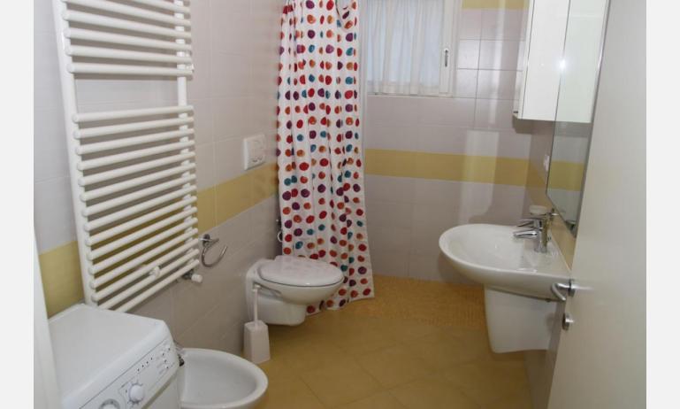 résidence MEDITERRANEE: C5 - salle de bain avec rideau de douche (exemple)