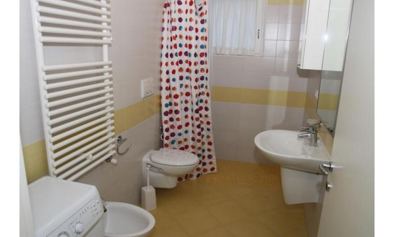 Residence MEDITERRANEE: C5 - Badezimmer mit Duschvorhang (Beispiel)