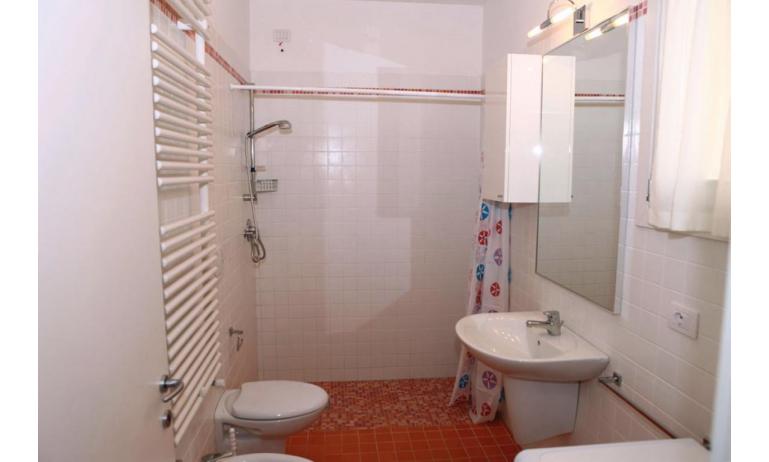 Residence MEDITERRANEE: C5 - Badezimmer mit Duschvorhang (Beispiel)