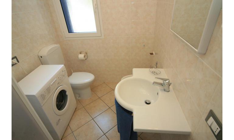 appartamenti STEFANIA: C6 - bagno con lavatrice (esempio)