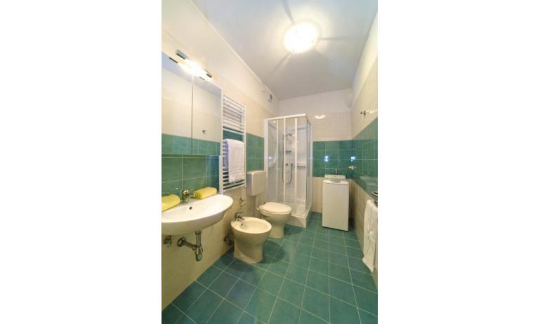 résidence GALLERIA GRAN MADO: A4 - salle de bain avec cabine de douche (exemple)