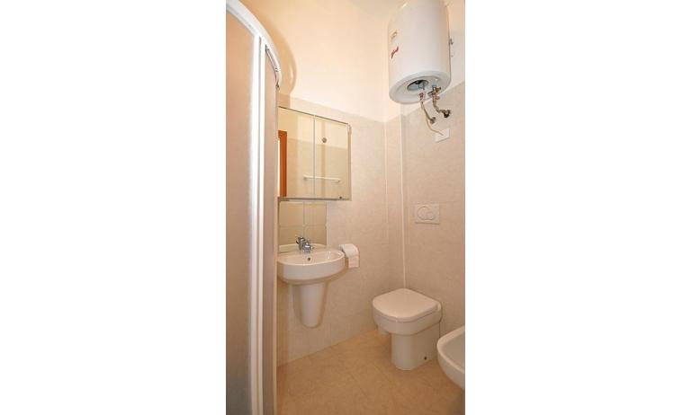 Ferienwohnungen ATOLLO: A4 - Badezimmer mit Duschkabine (Beispiel)