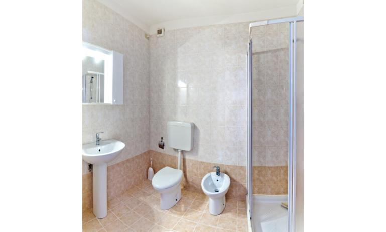 residence CRISTINA BEACH: A4 - bagno con box doccia (esempio)