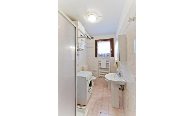 residence CRISTINA BEACH: B4 - bagno con lavatrice (esempio)