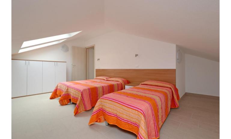 appartament FIORE: B4 - chambre à 3 lits (exemple)