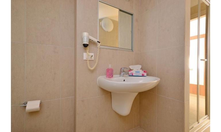 apartments FIORE: B4 - bathroom (example)