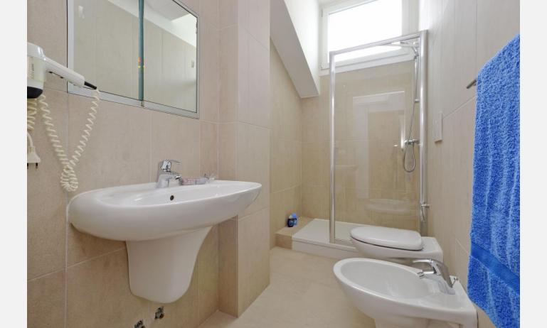 appartamenti FIORE: B4 - bagno con box doccia (esempio)