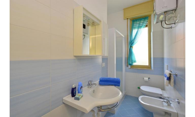 Ferienwohnungen JUPITER: B4 - Badezimmer mit Duschkabine (Beispiel)
