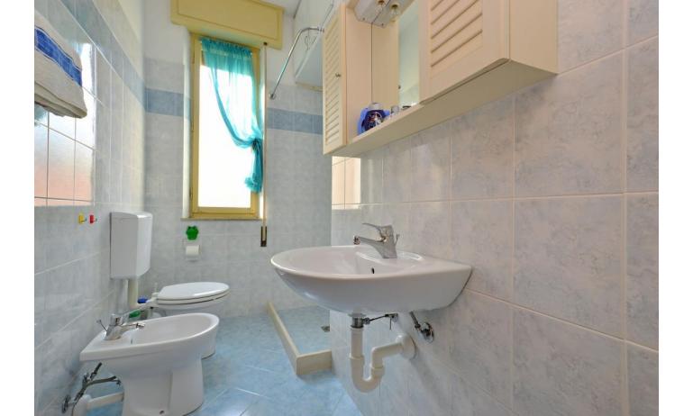 appartament JUPITER: D8 - salle de bain avec rideau de douche (exemple)