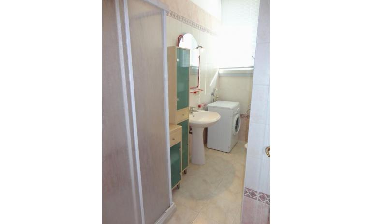 apartments ACAPULCO: B4 - bathroom (example)