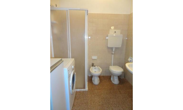 appartament ACAPULCO: B4 - salle de bain avec cabine de douche (exemple)