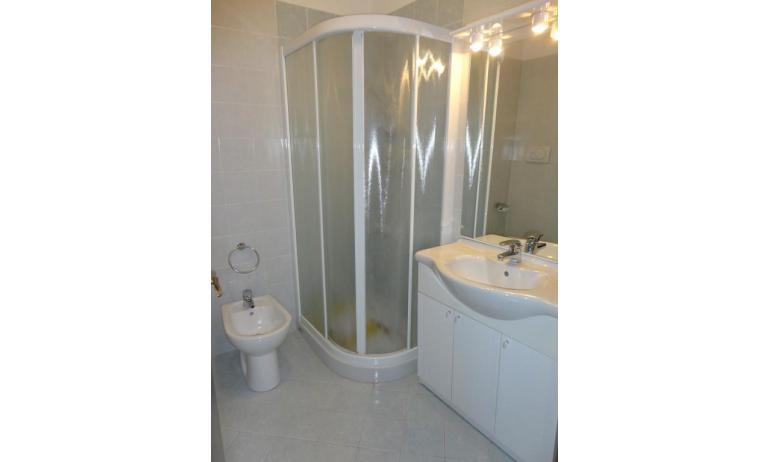 Ferienwohnungen ACAPULCO: B4 - Badezimmer mit Duschkabine (Beispiel)