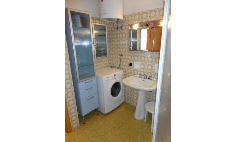 Ferienwohnungen ACAPULCO: B4 - Badezimmer mit Waschmaschine (Beispiel)