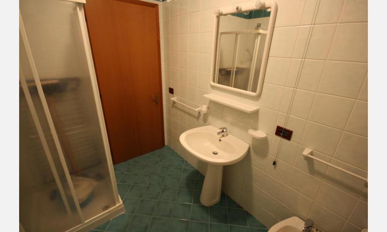 résidence LIDO DEL SOLE: C7 - salle de bain avec cabine de douche (exemple)