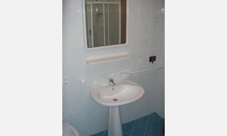 résidence LIDO DEL SOLE: C7 - salle de bain (exemple)
