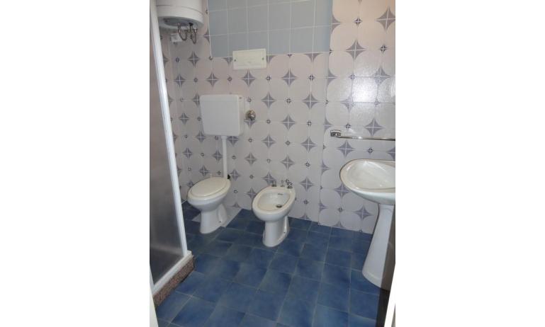 Ferienwohnungen AURORA: B4 - Badezimmer mit Duschkabine (Beispiel)