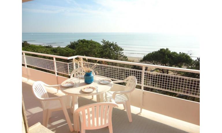 Ferienwohnungen MIRAMARE: C8/1-8 - Balkon mit Meerblick (Beispiel)