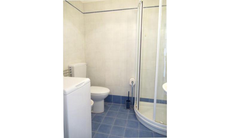 Ferienwohnungen MIRAMARE: C8/1-8 - Badezimmer mit Duschkabine (Beispiel)