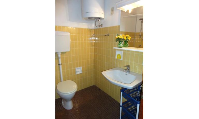 appartament MIRAMARE: C8/1-8 - salle de bain avec rideau de douche (exemple)