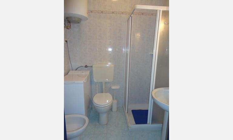 appartamenti MIRAMARE: C8/1-8 - bagno con box doccia (esempio)