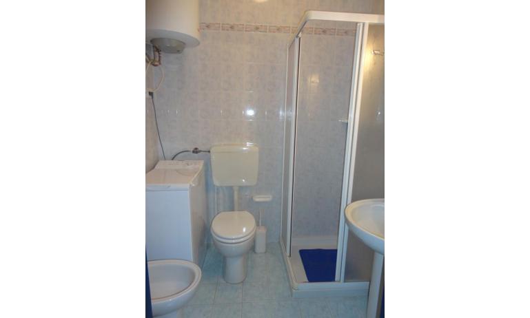 apartments MIRAMARE: C8/1-8 - bathroom with a shower enclosure (example)