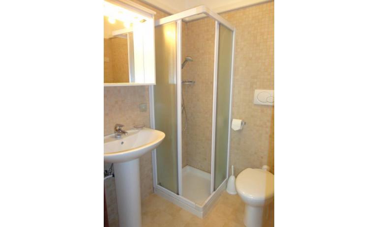 apartments MIRAMARE: C8/1-8 - bathroom with a shower enclosure (example)