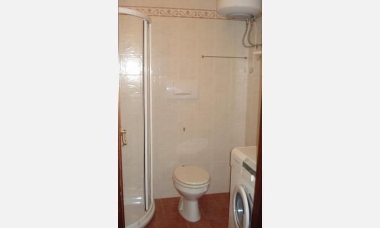 appartamenti MIRAMARE: C8/1-8 - bagno con lavatrice (esempio)