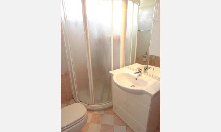 appartamenti MIRAMARE: C8/2-8 - bagno con box doccia (esempio)