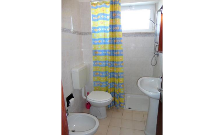 apartments MIRAMARE: C8/2-8 - bathroom with shower-curtain (example)