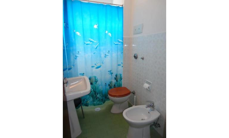 Ferienwohnungen MIRAMARE: C8/2-8 - Badezimmer mit Duschvorhang (Beispiel)