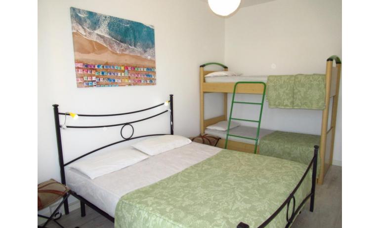 Ferienwohnungen MIRAMARE: C8/2-8 - Schlafzimmer mit Stockbett (Beispiel)