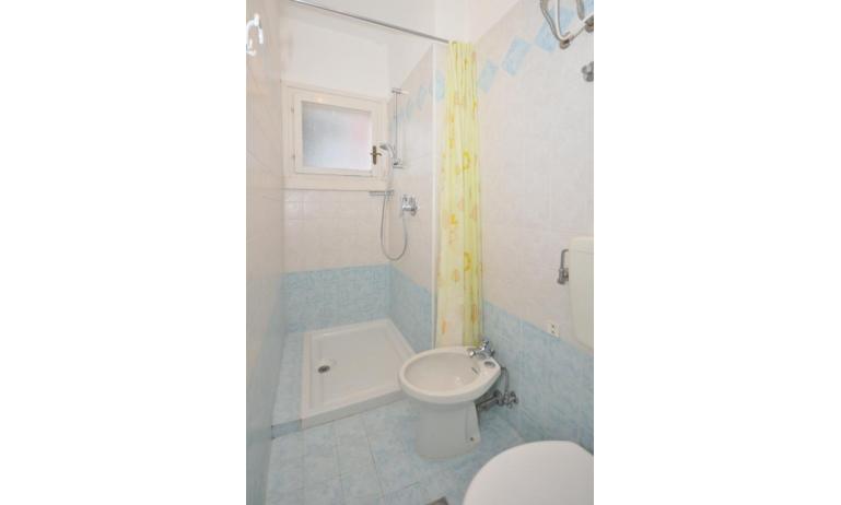 appartamenti VILLAGGIO MICHELANGELO: C6a - bagno con tenda (esempio)